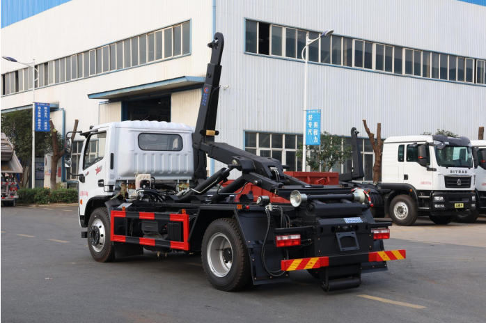 东风D7勾臂垃圾车