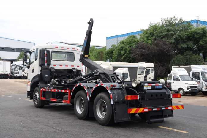 (20方)东风天龙后双桥勾臂垃圾车