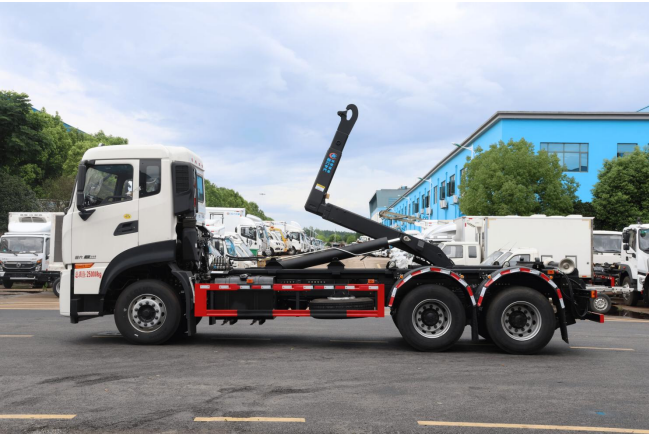 (20方)东风天龙后双桥勾臂垃圾车